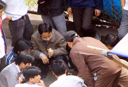 Các con bạc đang sát phạt nhau.