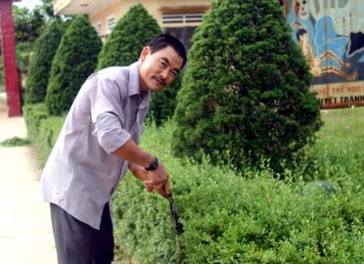 Trong cuộc sống hàng ngày, anh Phi là một bảo vệ có uy tín và tích cực xây dựng trường ngày càng to đẹp.