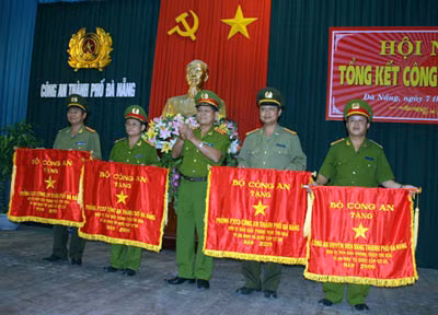 Thượng tướng Lê Thế Tiệm trao Cờ thi đua xuất sắc của Bộ Công an cho 4 đơn vị thuộc Công an Đà Nẵng.