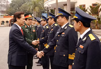 Thủ tướng Nguyễn Tấn Dũng tới thăm và chúc Tết bộ đội Hải quân. Ảnh: Chinhphu.vn.
