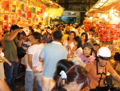 Phụ huynh dẫn con đi tham quan, mua lồng đèn đón Tết Trung thu.
