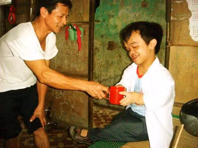 Cứ đi học về, ông Bằng lại "bồi dưỡng" con bằng một cốc nước C sủi.