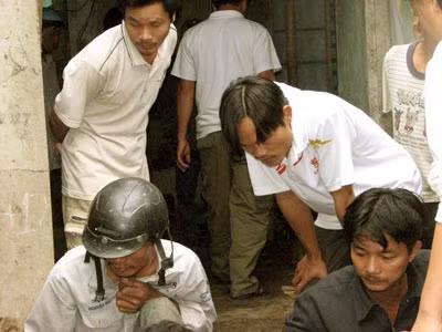 Người thân của nạn nhân đang cố gắng tìm kiếm những mảnh thi thể bắn tung tóe tại hiện trường.