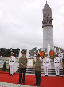 Thứ trưởng Trần Đại Quang trao bằng công nhận công trình 1000 năm Thăng Long - Hà Nội cho Ban quản lý khu di tích.