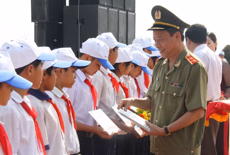 Trung tướng Lê Quý Vương, Ủy viên Trung ương Đảng, Thứ trưởng Bộ Công an trao học bổng tặng các học sinh nghèo hiếu học của TP Cần Thơ.