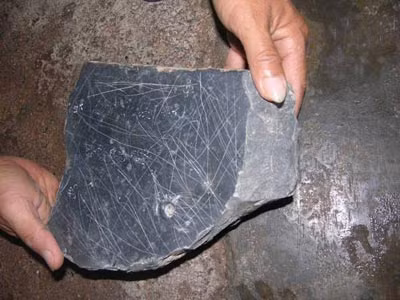 Tảng đá có lỗ nguyên là la bàn đi biển của bà Bùi Thị Hý.