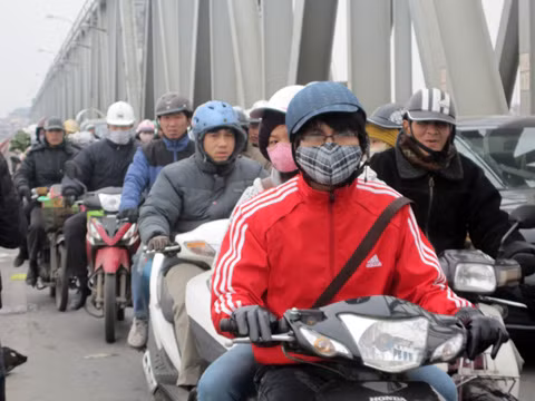 Tắc dài trên cầu Chương Dương vì những người thả cá chép.