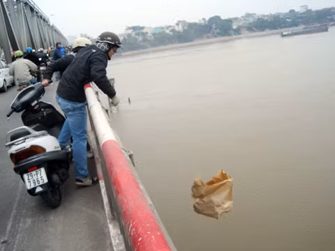 Cả túi tro cũng... xuống sông.