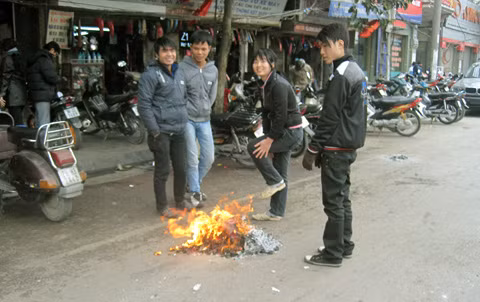 Và giữa lòng đường...