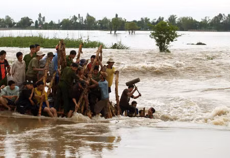 Công an An Giang sát cánh cùng nhân dân gia cố đê bao bảo vệ lúa ở huyện Châu Phú.