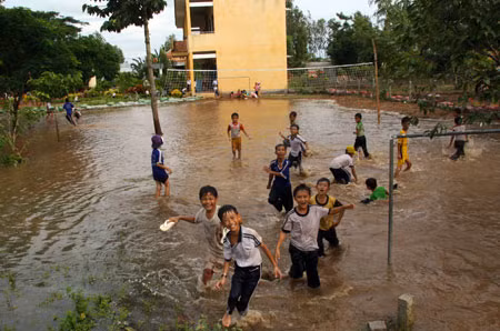 Trường tiểu học “A” Ô Long Vĩ nước lũ tràn vào sân trường.