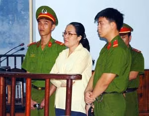 Nữ giám đốc lừa đảo Nguyễn Huỳnh Thị Mỹ Ngọc tại phiên tòa.