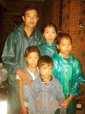 Gia đình anh Phương phải đi ở nhờ vì nhà đã bị lũ cuốn trôi.
