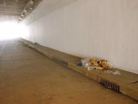 Rác thải trong đoạn đường hầm ngày này qua ngày khác.