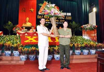 Thứ trưởng Bùi Văn Nam chúc mừng thành công Đại hội lần thứ XIII của Đảng bộ Công an Nam Định.