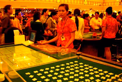 Trong casino Ha Tien Vegas, người đến tham quan và chơi bạc chủ yếu là người Việt Nam.