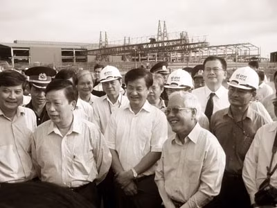 Lãnh đạo các Bộ Xây dựng, GTVT và UBND thành phố xuống tận bể đúc chứng kiến việc lai dắt đốt hầm số 1.
