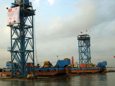 Đốt hầm số 1 được bơm nước, lắp hệ thống tháp - phao, thả nổi trên sông sẵn sàng cho việc lai dắt.