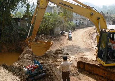 Tiến hành khắc phục hậu quả lũ bùn tại đoạn đường có suối Nà Khoang chảy qua.