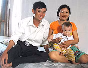 Vợ chồng chị Nguyễn Thị Mỹ và con. Ảnh: Công an TP HCM.