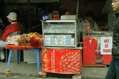 Tiền lẻ rất sẵn ở các quầy đổi tiền tư nhân trước cửa cổng đình chùa. Ảnh: V.Hân.