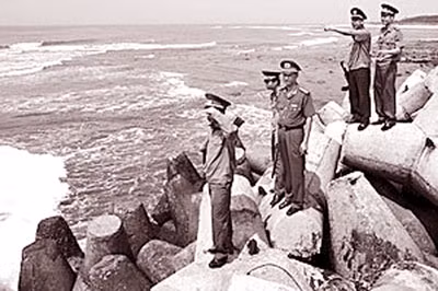 Lực lượng Công an phối hợp với Bộ đội Biên phòng tuần tra bảo vệ biên giới. Ảnh: K.H.