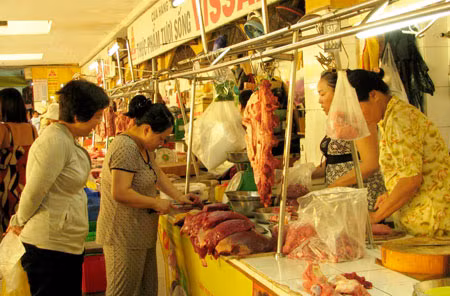 Trước sự tăng giá nhiều mặt hàng, NTD đã chọn mặt hàng bình ổn giá để tiêu thụ.