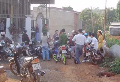 Các tiểu thương đang tập trung đòi nợ bà Nỡ.