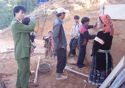 Cán bộ Đồn Công an Dào Sơn trao đổi với bà con dân bản về kế hoạch bảo vệ an ninh trong dịp Tết.