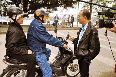 Phỏng vấn trực tiếp người tham gia giao thông để có tư liệu sống động.