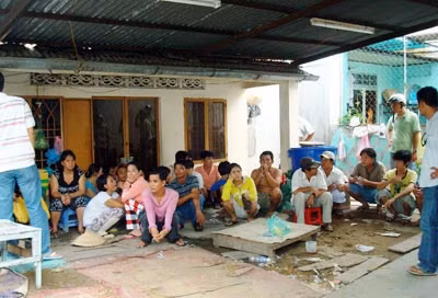 Các đối tượng bị khống chế ngay tại sòng bạc.