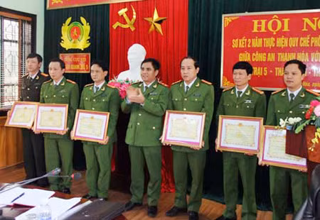Trung tướng Cao Ngọc Oánh trao giấy khen cho các tập thể thuộc Công an tỉnh Thanh Hóa.