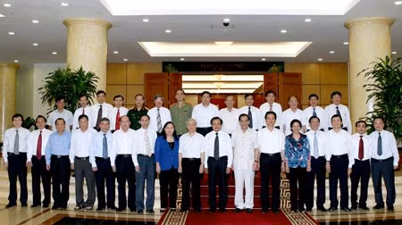 Tổng Bí thư Nông Đức Mạnh cùng Bộ Chính trị và Ban Thường vụ Thành ủy Hà Nội. Ảnh: TTXVN.