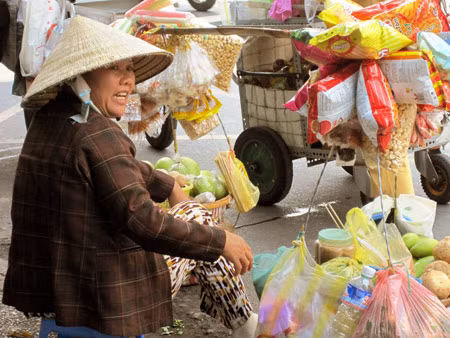 Tiếng rao mời gọi: “Ăn bánh tráng đi con” như vẫn đều đặn như bước chân những đứa con vẫn hằng ngày cắp sách đến giảng đường.
