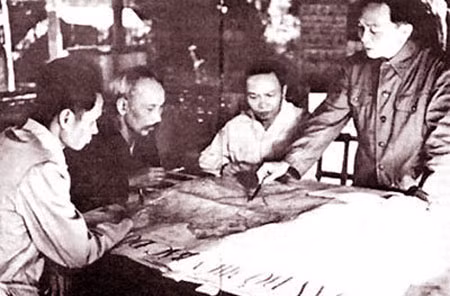Đại tướng Võ Nguyên Giáp báo cáo Bác Hồ và Bộ Chính trị kế hoạch tấn công Điện Biên Phủ.Ảnh: KH.