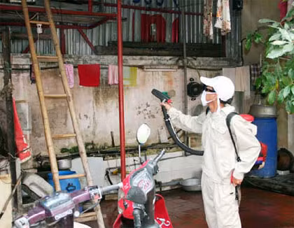 Phun thuốc trừ muỗi tại Thanh Trì, Hà Nội. Ảnh: An ninh Thủ đô.