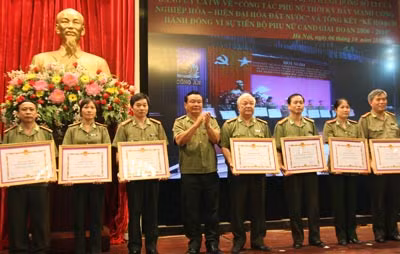 Thứ trưởng Thường trực Nguyễn Khánh Toàn trao Bằng khen của Bộ Công an cho các tập thể, cá nhân có thành tích xuất sắc.