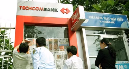 Buồng máy ATM của ngân hàng Techcombank ngừng giao dịch sau khi sự cố xảy ra.
