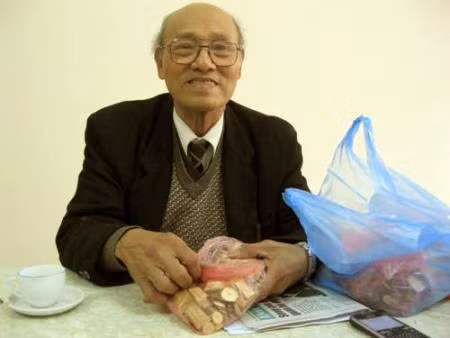 Ông Hải và gói lá của cô Chanh.