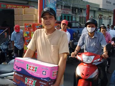 Từng hàng dài người tấp nập đến và lỉnh kỉnh đi về trong hai ngày mua sắm cuối tuần sát Tết. Ảnh: VNE.
