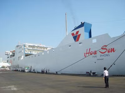 Tàu Hoa Sen của Vinashin vẫn đang “mắc cạn”.