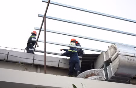 Đội cứu hộ đang tháo mái tôn để khói thoát ra ngoài.