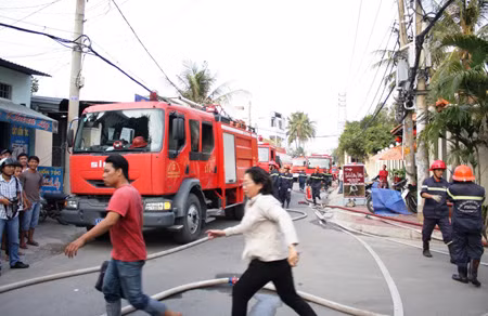 Các chiến sĩ triển khai công tác chữa cháy.
