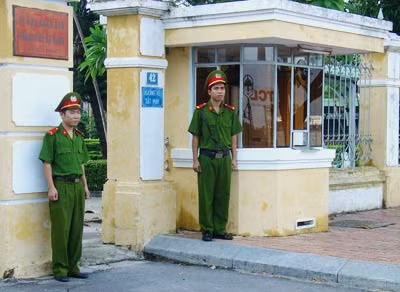 Chiến sĩ Phòng Cảnh sát cơ động, bảo vệ và hỗ trợ tư pháp đang làm nhiệm vụ bảo vệ mục tiêu.