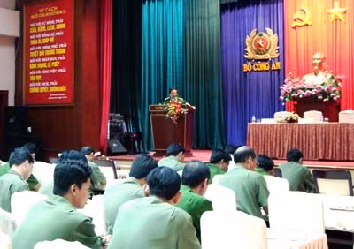 Các đại biểu thảo luận tại hội nghị.