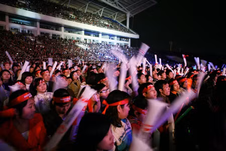 Hàng nghìn fans bất chấp cái lạnh của thủ đô đã tới SVĐ thưởng thức đêm Đại nhạc hội.