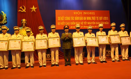Thứ trưởng Phạm Quý Ngọ trao Huân chương Quân công, Chiến công các hạng tặng các tập thể, cá nhân có thành tích xuất sắc. Ảnh: Việt Hưng.