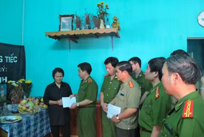 Thiếu tướng Nguyễn Văn Ba thăm hỏi, động viên gia đình Thượng úy Đỗ Mạnh Linh.