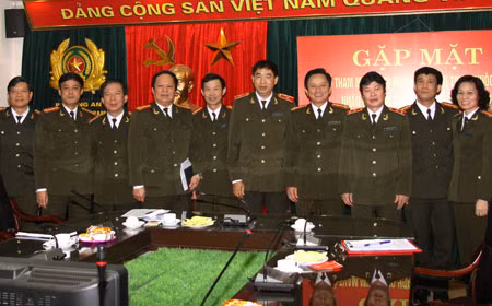 Trung tướng, nhà văn Hữu Ước, Phó Tổng cục trưởng Tổng cục Xây dựng lực lượng CAND với các đại biểu dự buổi gặp mặt. Ảnh: Anh Hiếu.