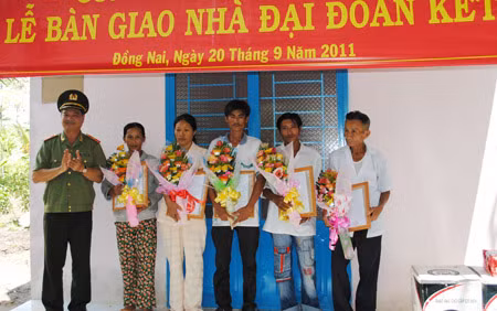 Thiếu tướng Nguyễn Văn Khánh trao nhà “Đại đoàn kết” cho các hộ nghèo ở xã Hiệp Phước.